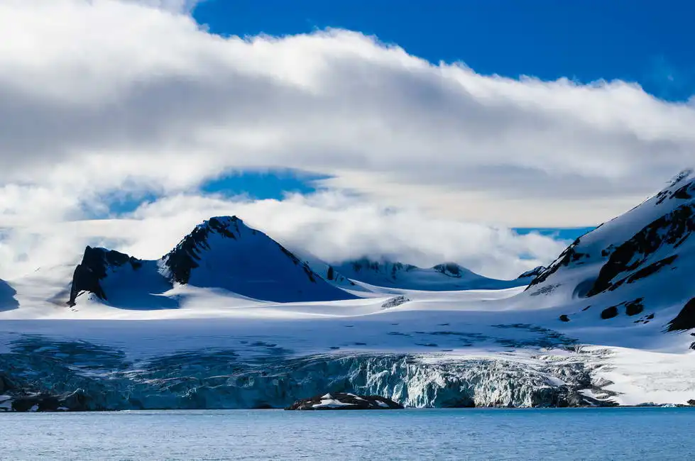 Unknown: Un glacier passe des montagnes à l