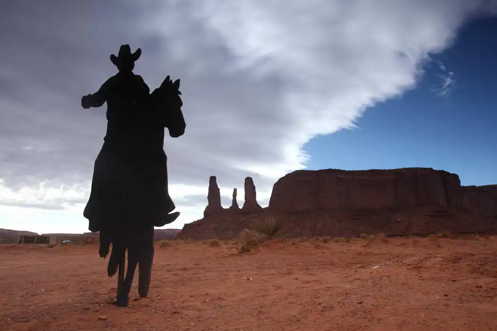 Unknown: Les trois sœurs et le cow-boy