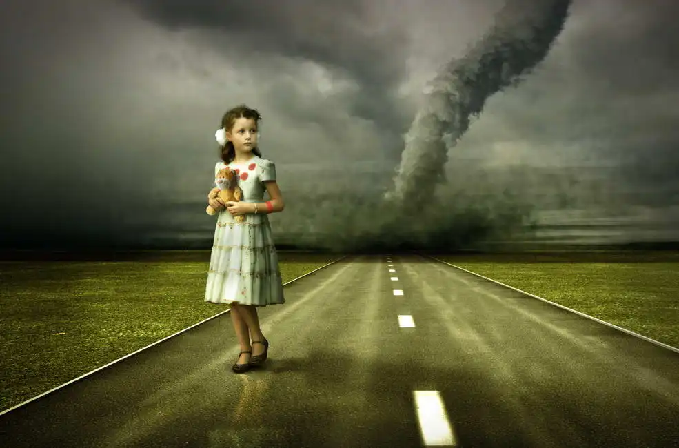 Unknown: Una niña y un tornado