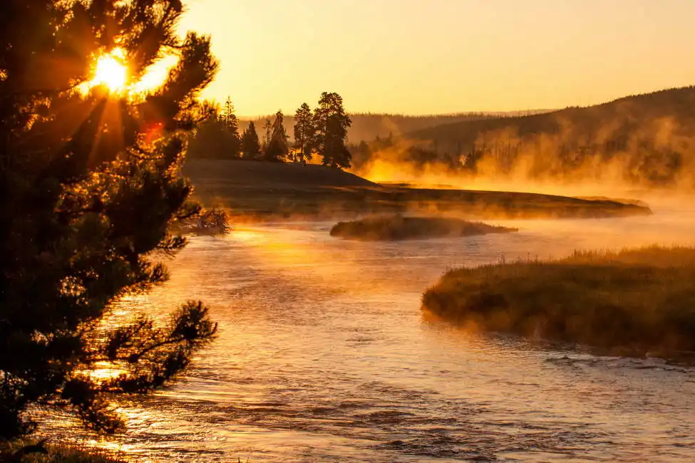 Unknown: Amanecer en el río Yellowstone