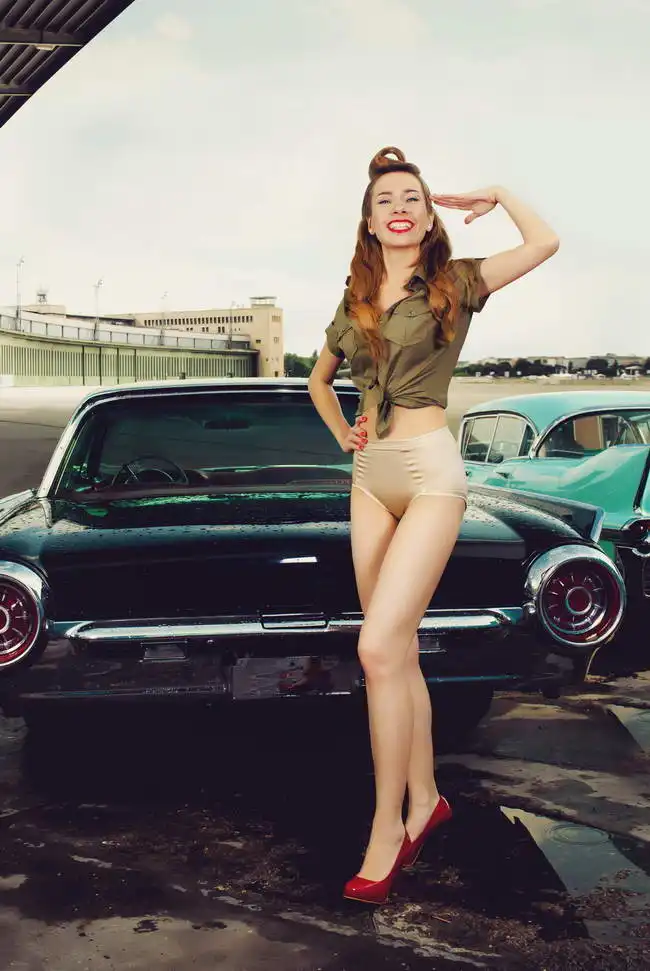 Unknown: Pin-up girl before car