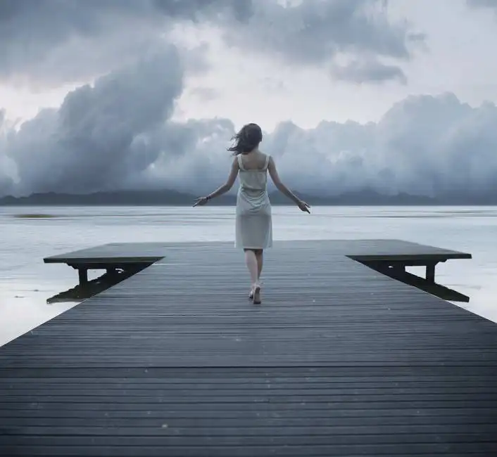 Unknown: Femme sur une jetée en bois