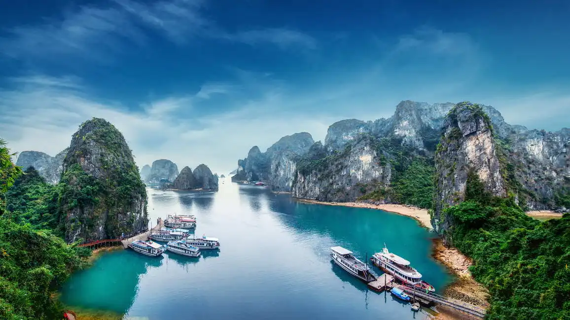 Unknown: Giunche nella Baia di Ha Long, Mar Cinese Meridionale, Vietnam