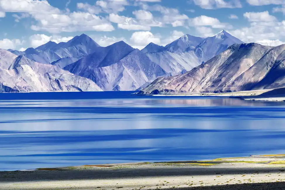 Unknown: Montagnes et lac Pangong Tso, Tibet