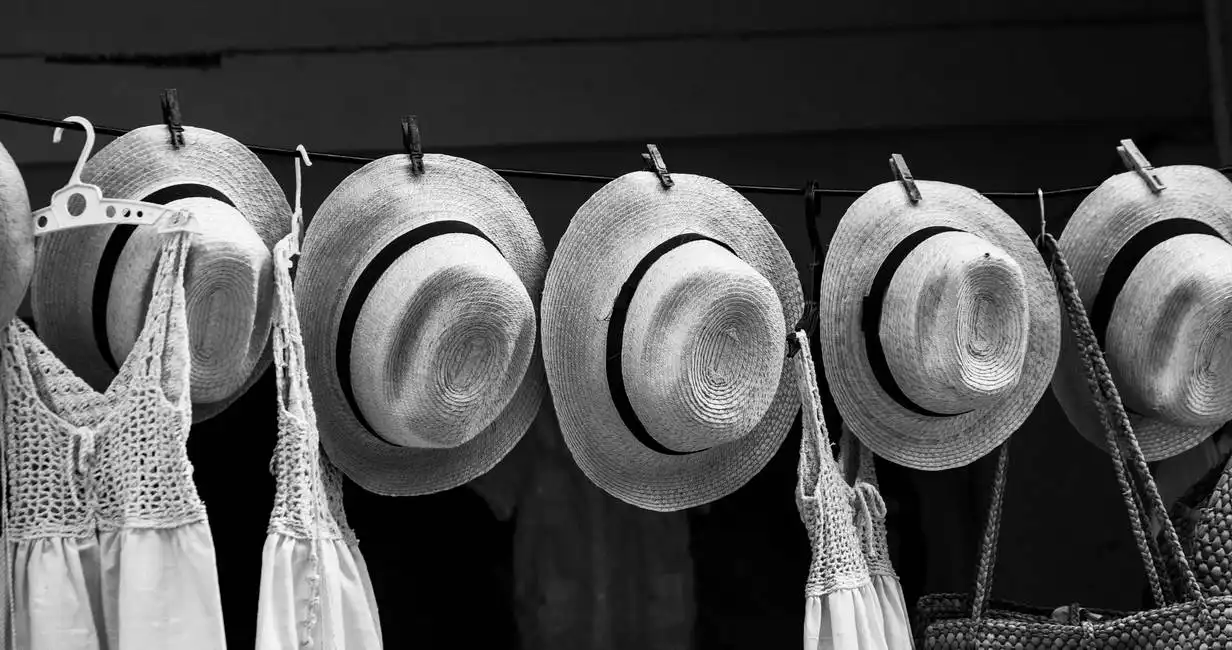 Unknown: Production of hats in the streets of Old Havana