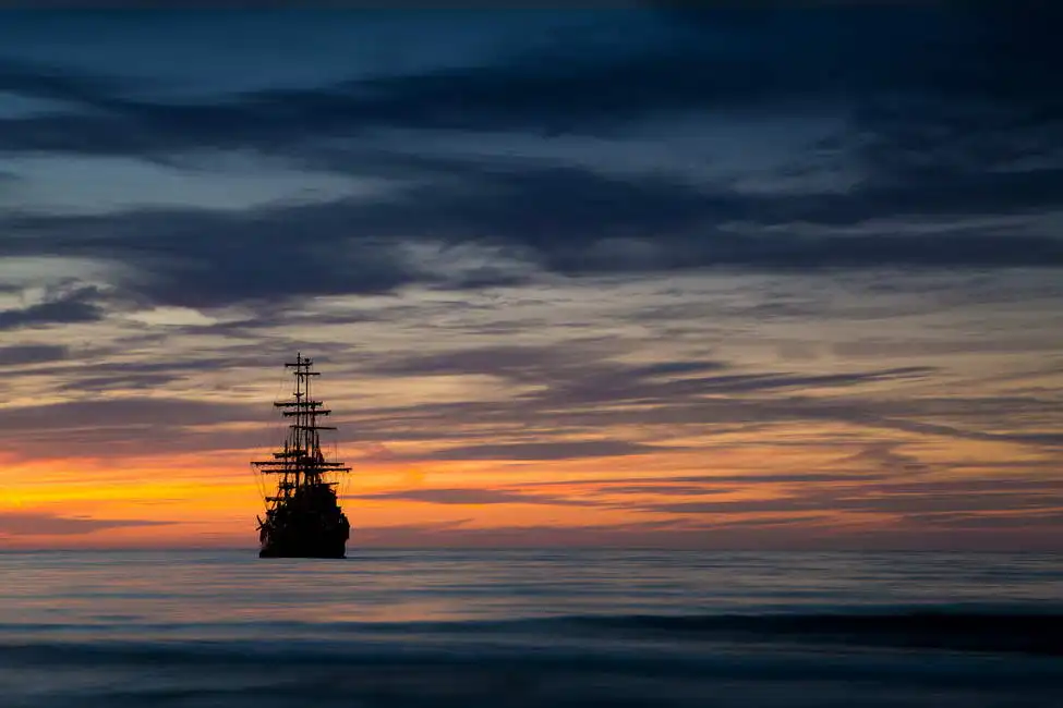 Unknown: Voilier au coucher du soleil