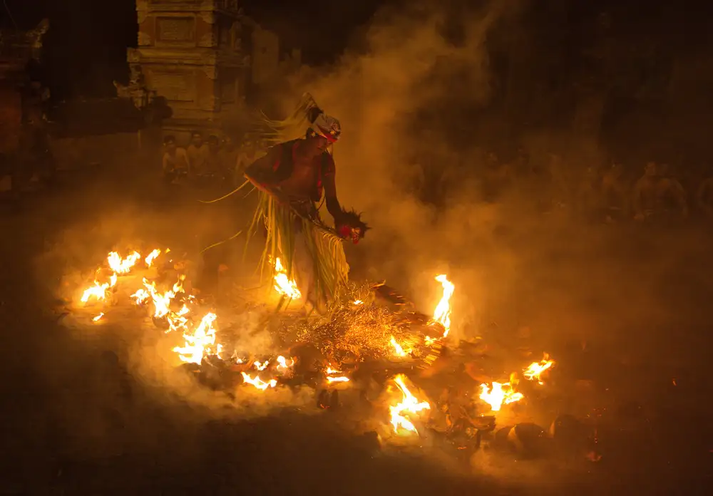 Hartojo, Muliani Angela: Danzatrice del fuoco