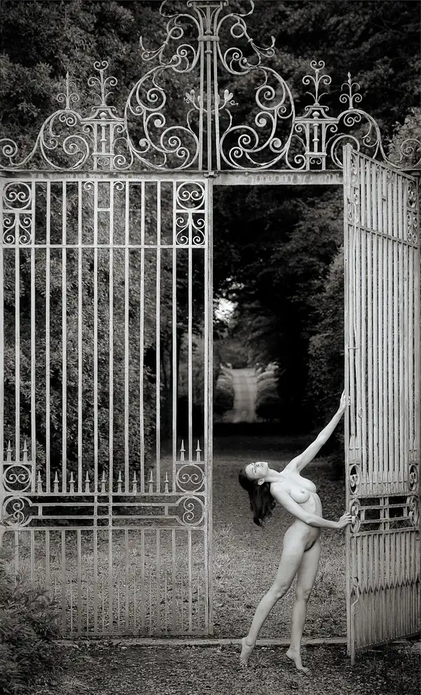 Ashton-Jones, Howard: Keeper of the Gate