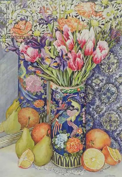 Thewsey, Joa: Tulipes dans un vase japonais avec des fruits
