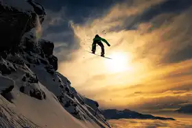 Sanne, Jakob: Sunset Snowboarding