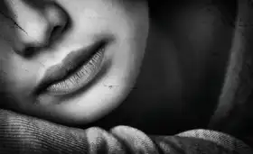 Juniawan, Rooswandy: perempuan dalam pelukan