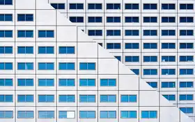 Wride, Linda: Diagonal facade