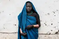 Garmendia, Inazio Joxe: Surma tribe woman in a blue dress - Ethiopia