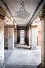 Robroek, Roman: Pastel Hallway