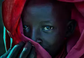 Garmendia, Inazio Joxe: Ethiopian child covered in a red robe.