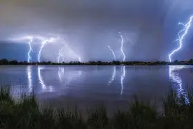 Xu, Mei: Lightning Reflection