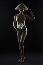 Anh, Nguyen Thu: Woman with lotus flower