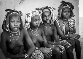 Molina, Elena: Mucubal girls at Virei, southern Angola (bnw)