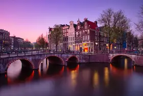 MARTÍNEZ, CARLOS JUAN: Amsterdam: Atardecer en el canal