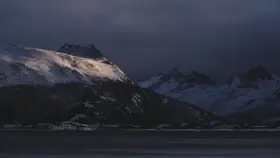 Bank, Hamed: First light on the peak