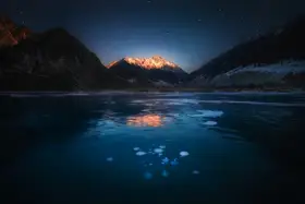 Cui, Yuan:  Moraine Lake in Xinjiang