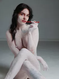 Kolodenskiy, Ruslan: Brunette in white clay on a gray background
